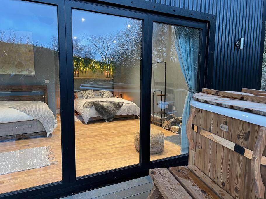 Llanbrynmair Luxury Lodge In The Treetops מראה חיצוני תמונה
