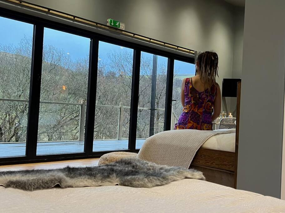 Llanbrynmair Luxury Lodge In The Treetops מראה חיצוני תמונה